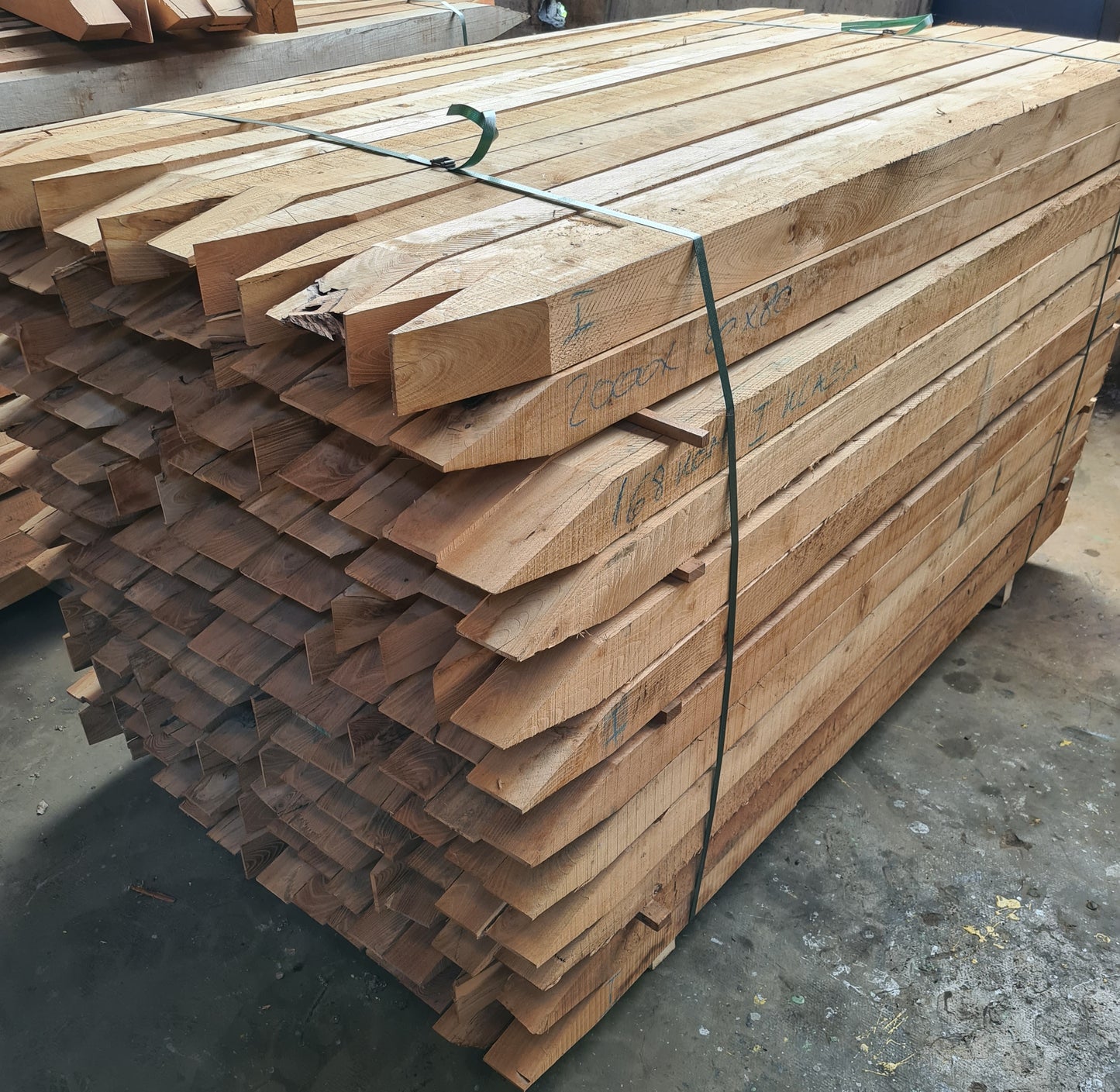 Piquet scié carré en châtaignier 10x10x200cm / 20.40 € TTC