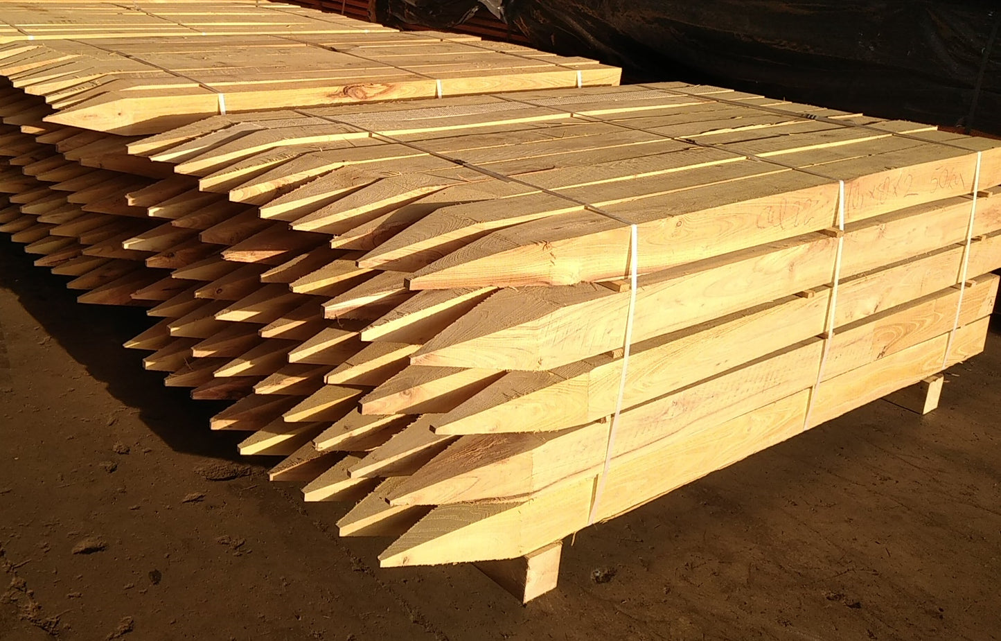 Piquet scié carré en acacia 10x10x200cm / 25.20 € TTC